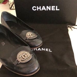 CHANEL classic ballerina flat w iconic metal logo